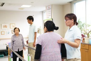 理学療法士による立位訓練