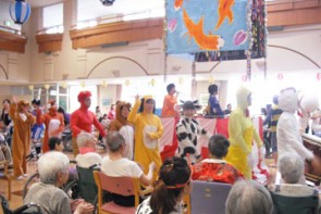 職員による仮装盆踊り