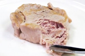 簡単につぶせるほどやわらかい「豚肉」 出典：広島県立総合技術研究所　食品工業技術センター